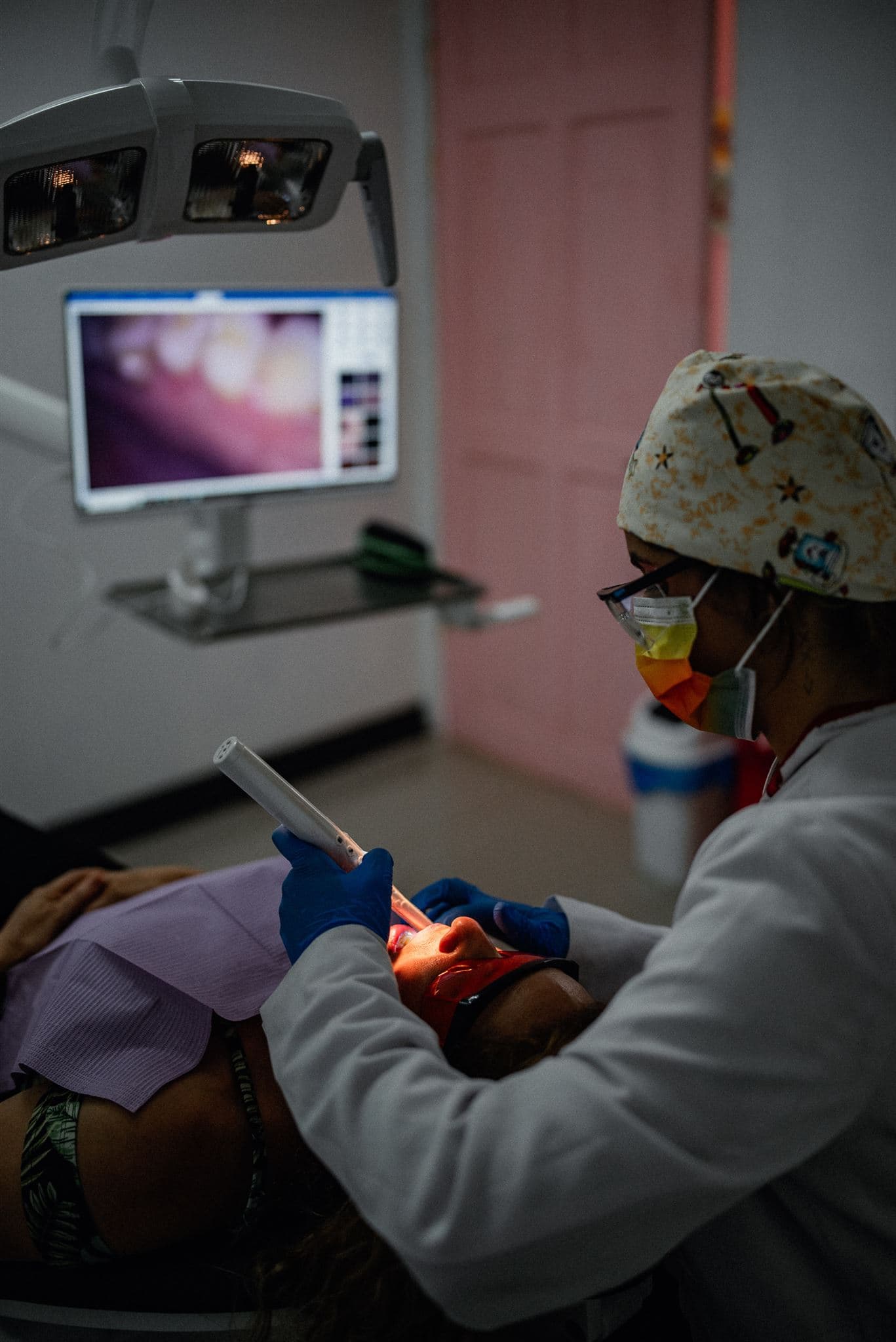 Profesional usando tecnología de diagnóstico durante una atención odontológica