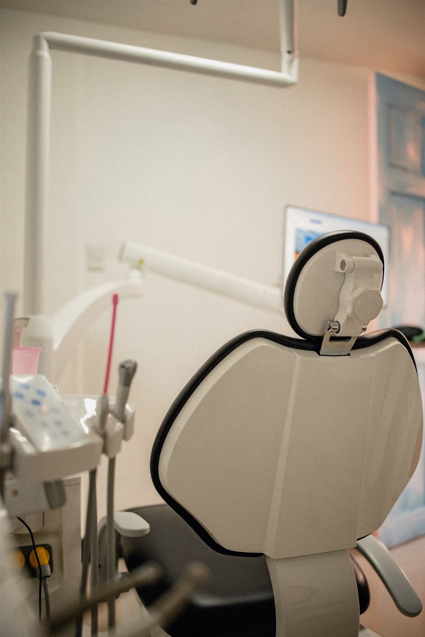 Unidad dental limpia y preparada en un consultorio tranquilo